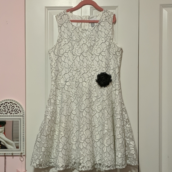 Children place dress - Picture 2 of 2